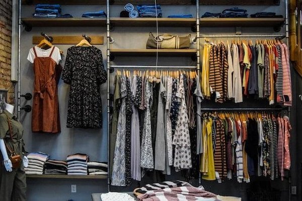 Réussir à organiser son dressing après un déménagement